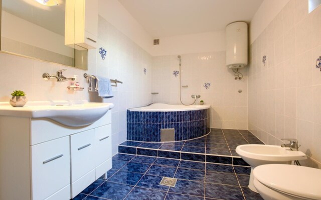 Awesome Home in Jadreski With 4 Bedrooms and Wifi