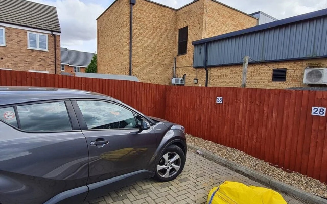 Spacious 3-bed House - Sleeps 8, Garden & Parking