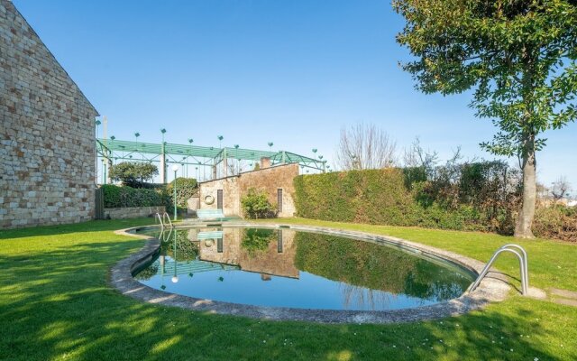 Classy Holiday Home With Swimming Pool, Garden, Bbq, Parking