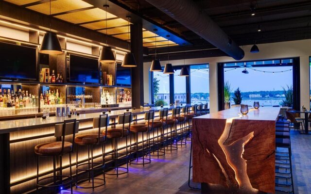 Canopy by Hilton Portland Waterfront