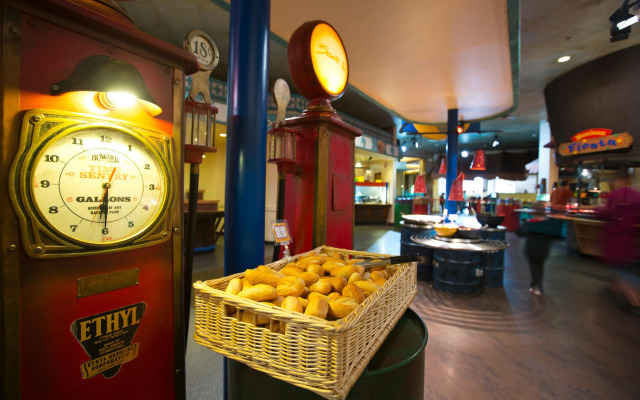 Отель Disney Hotel Santa Fe