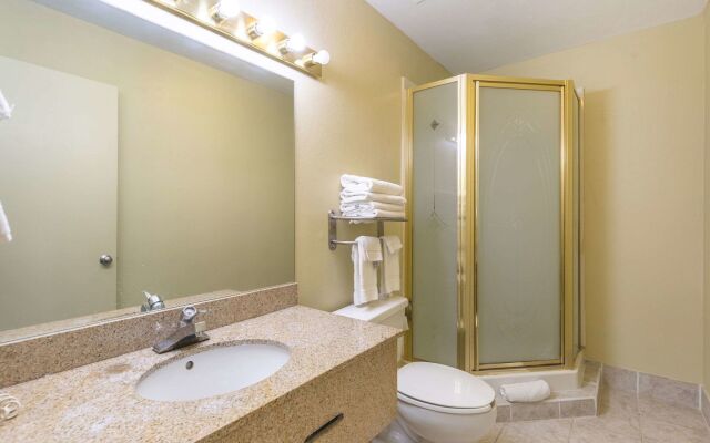 Econo Lodge Inn & Suites