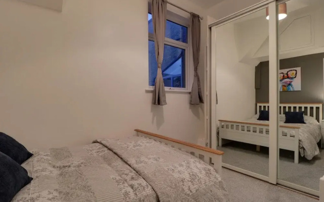 Newly-refurbed 2-bed Flat in Blackheath