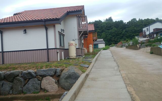 Daegwallyeong Solbawee Log-Housing Pension