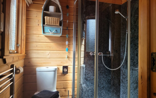 Immaculate 2-bed Lodge Next To Lake