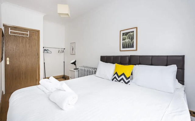 Stunning Light Filled 2 Bed Apartment + Parking Sleeps 7