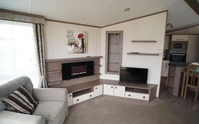 Caravan - Sleeps 8 - Pets Ok - Parking
