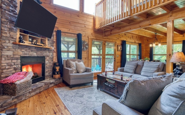 Triple Mountain View by Avantstay: Hot Tub, Game Room & Stunning Smoky Mountain Views