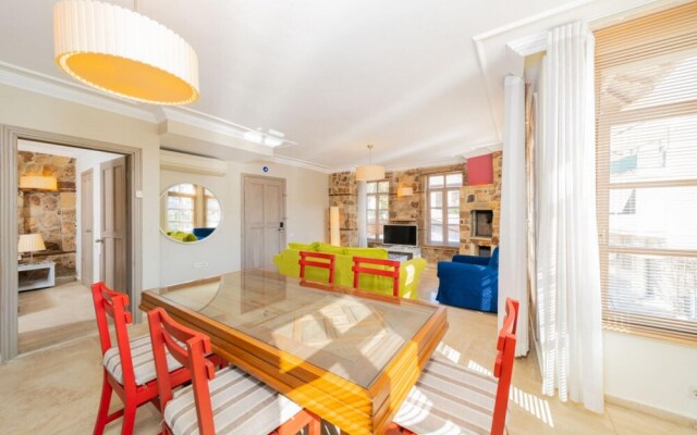 Glamorous Hotel Room Near Hadrian s Gate