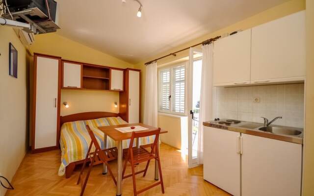 Apartments and Rooms Nikola