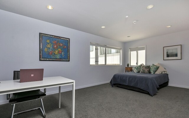 QV Executive Penthouse with Parking - 782