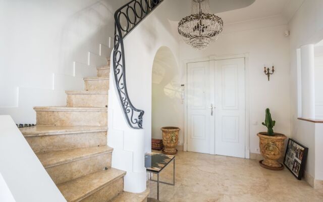 Art Deco Apartment terrace by Weekome