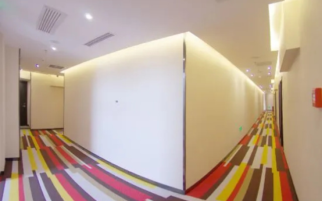 Ibis Hotel (Beijing Shichahai Gulou Street Metro Station)