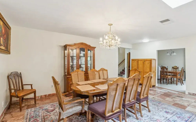 Russell House Near Hollywood & Griffith Park 3 Bedroom Home