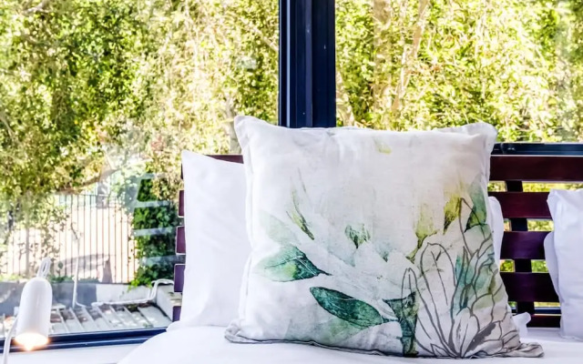 Delightful Rental w Sea Views Vadi Apartment