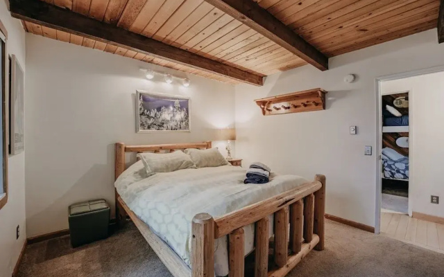 99mbr - Hot Tub - Wifi - Pets Ok - Bbq - Sleeps 6 2 Bedroom Home by RedAwning