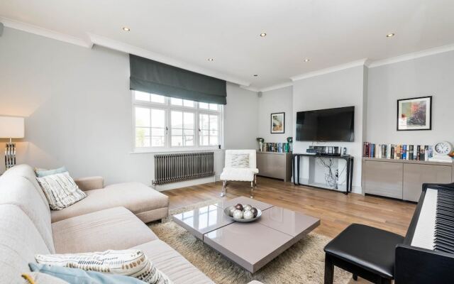 Spectacularly Stylish 2 Bed Flat Heart of Fulham