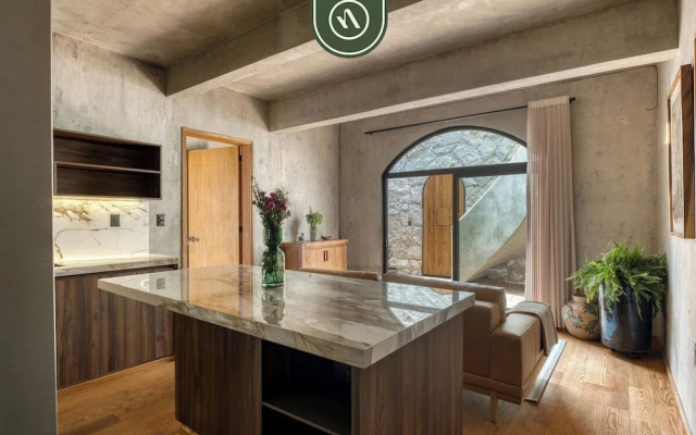 Luxury 2 BR Condo in Downtown - AC - Peaceful