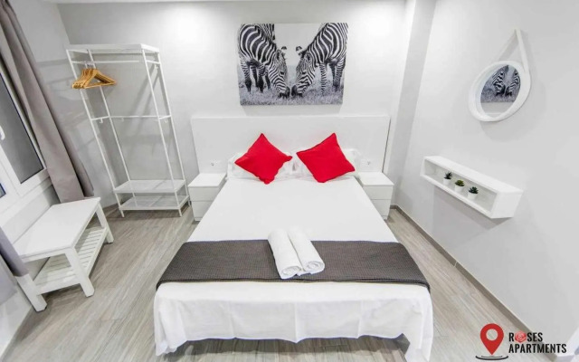 Roses Apartments Red Loft vista mar lateral