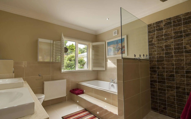 Sea Breeze Lodge B&B