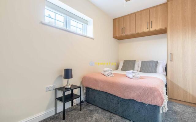 2 BED Modern apartment. Close to station & PARKING