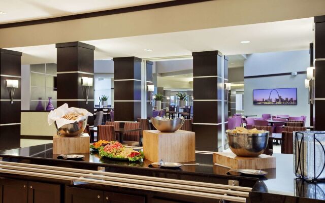 Embassy Suites by Hilton St. Louis Airport