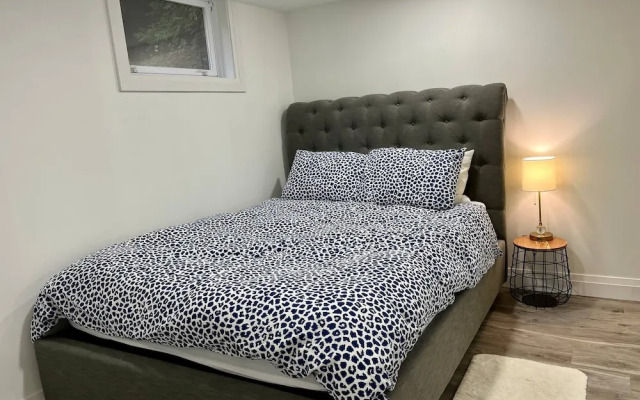 Adorable 1 Bedroom Suite With Kitchen &