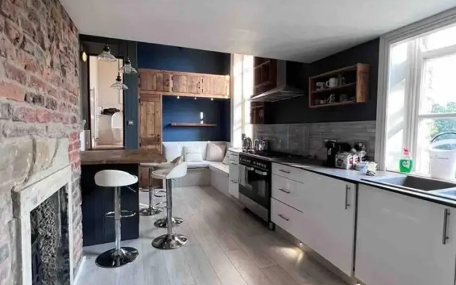 Luxury 3 Bedroom Penthouse w Massive Roof Terrace