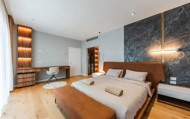 Villa Serenity Luxury Lakeside Manor