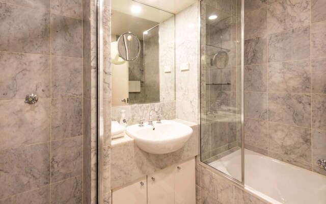 Spacious 3-bed Unit in Melbourne CBD w/ Pool & Gym