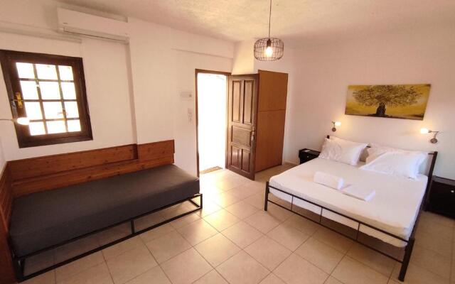 Dedalos n2 Mountain View apartment-30 metres from the beach