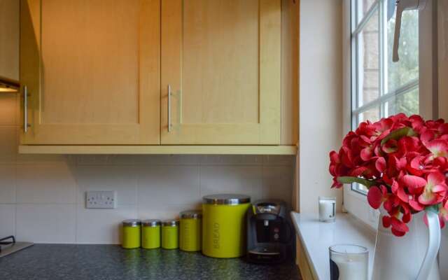 2 Bedroom Apartment Beside Water of Leith Walkway