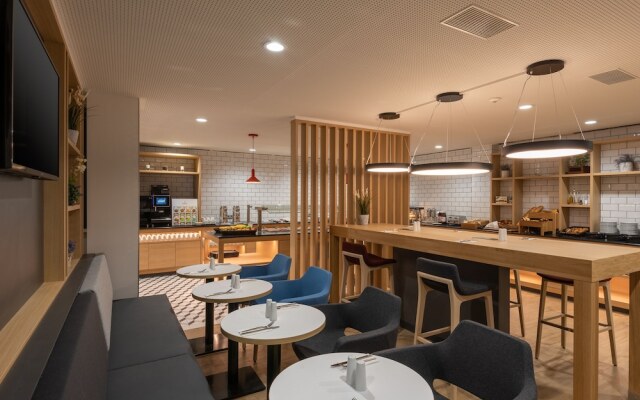 Holiday Inn Express Hamburg South A7 AS42 by IHG