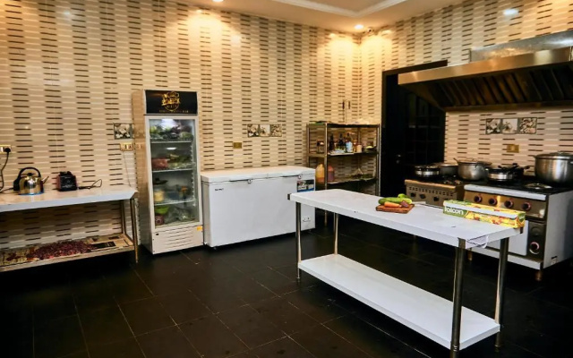 Отель 247 Luxury Hotel & Apartment Ajah