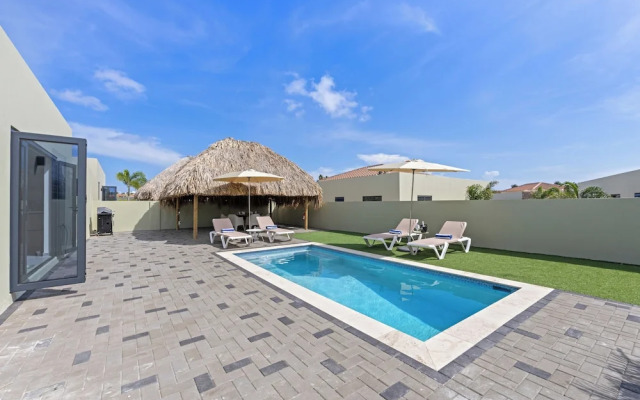 Villa pura vida with pool at mambo beach
