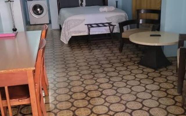 Near beach, restaurant and bars Sleeps 6 with 2baths