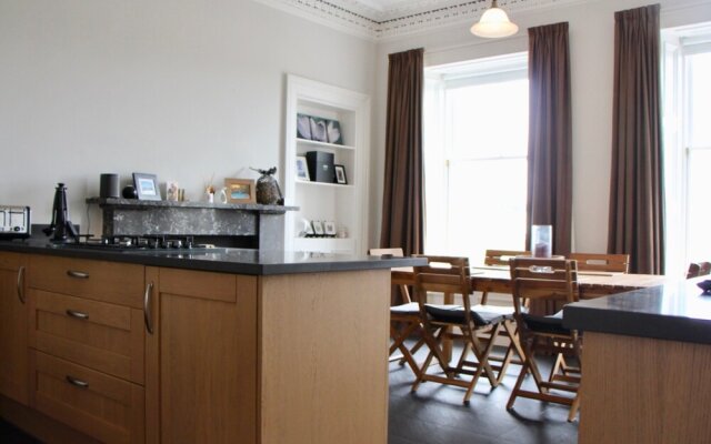 Large Apartment in Canonmills