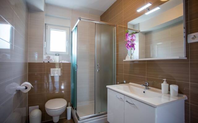Enelani Apartments