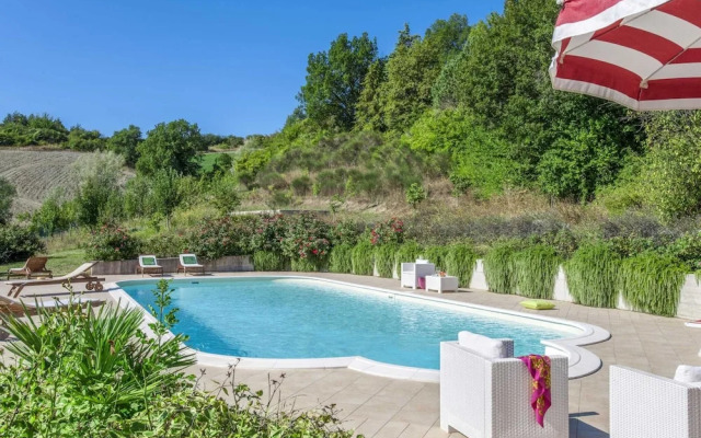 Villa in Belforte All'isauro With Pool