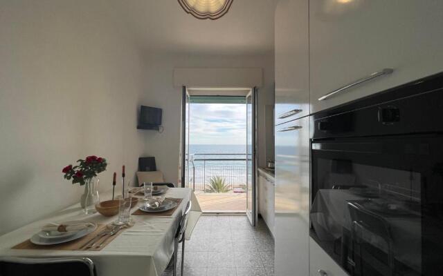 [Via XXV Aprile] 4 Locali - Di Fronte al Mare