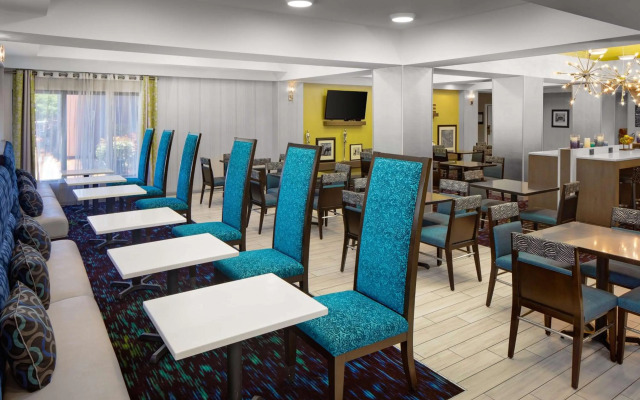 Hampton Inn & Suites Nashville-Airport