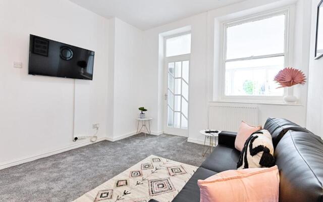 Hilltop House - TV in Every Bedroom!