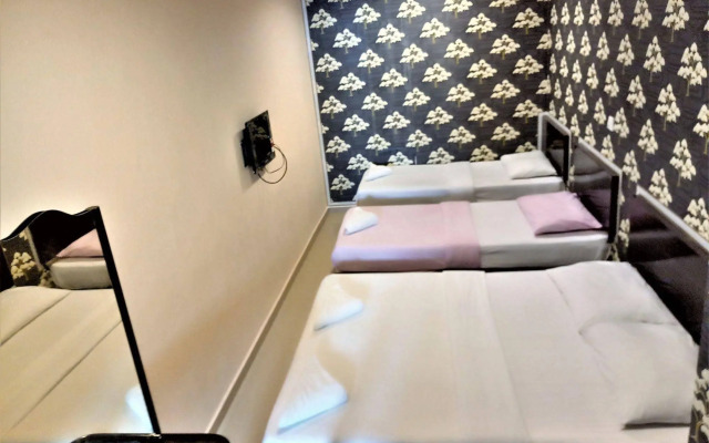 OYO 89407 EZI Hotel