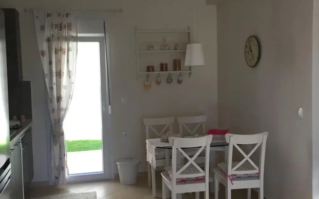 2 Bed-sleeps4-garden-parking-pets-aircon