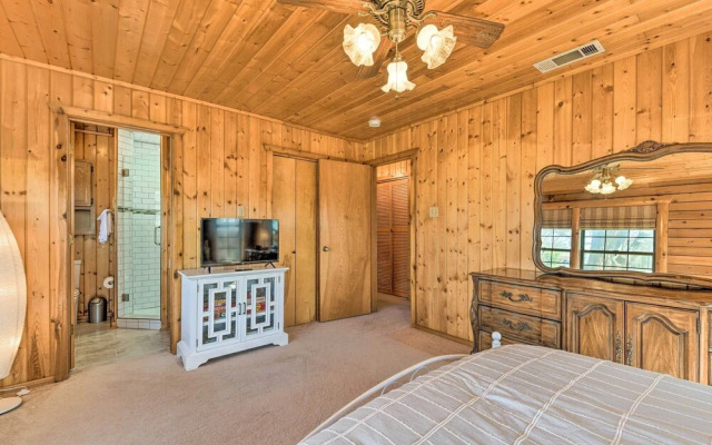 Lakefront Cabin + Guest House Near Granbury Square