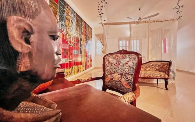 Loman Art House
