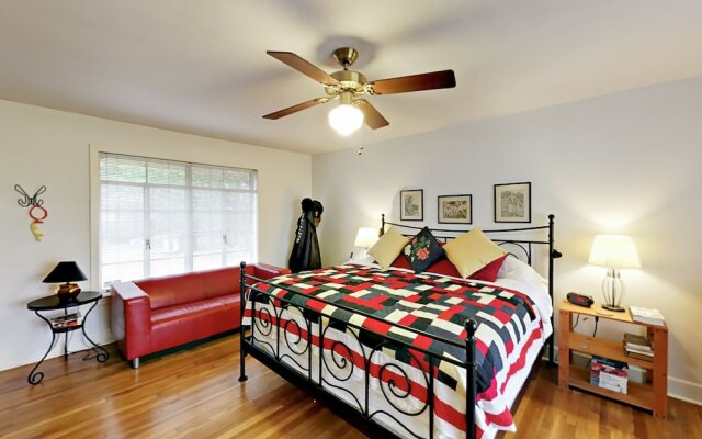 Light-Filled Charmer - 2 Br Home