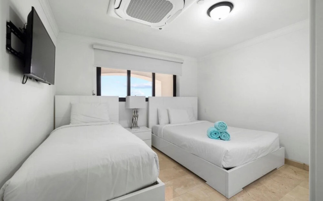 2BR Condo 5 Location w Amazingviews Pool GYM