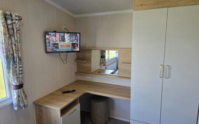 3 Bed-sleeps 8-free Parking-5 Min to Beach