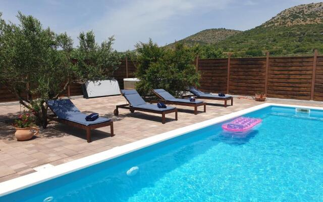 Apartman Smilje with Heating Pool